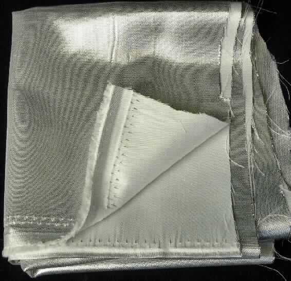 Gewebe, sog. Gewebe Art. 30748-019, Foto siehe Anlage,
- als Meterware; mit einer Breite von lt. Antrag 150 cm,
- lt. Untersuchungsergebnis:
-- aus Garnen aus Polyester-Spinnfasern (synthetische Spinnfasern) und metallisierten Garnen (ca. 1 mm breite, 
   metallisierte Streifen aus synthetischer Spinnmasse; sog. Lurex),
-- mit einem Anteil an synthetischen Spinnfasern von 81,2 GHT und an metallisierten Garnen von 18,8 GHT,
-- in Atlasbindung,
-- roh.

"Gewebe aus synthetischen Spinnfasern, anderes als in den Positionen 5512 bis 5514 genannte, aus Polyester-
 Spinnfasern, anderes als in den Unterpositionen 5515 11 bis 5515 13 genannte, roh"