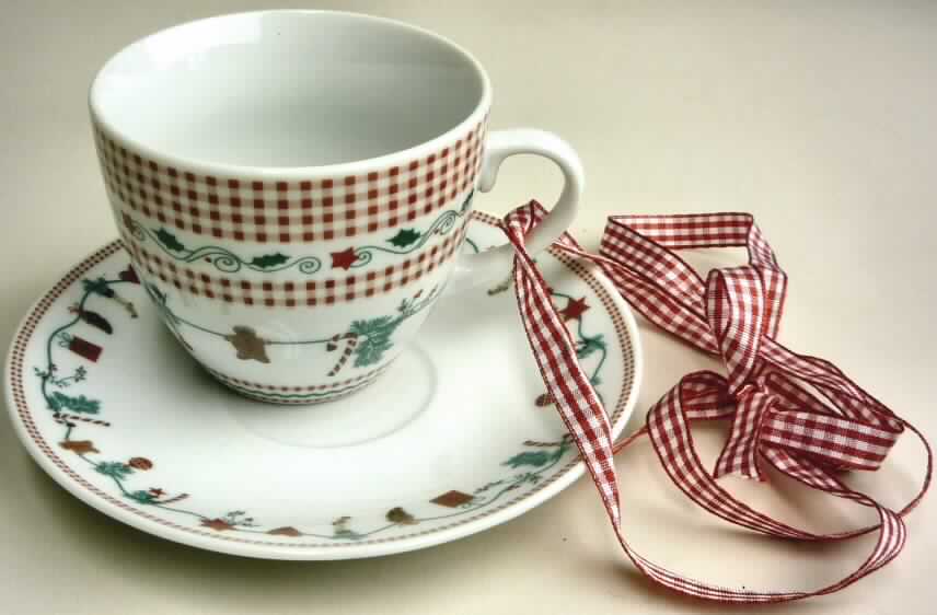 Geschirr zum Tischgebrauch, sog. Kaffeetasse mit Untertasse, Abbildung siehe Anlage,
- zweiteiliges Set aus Tasse und Untertasse, bestehend aus
- einer weißen, glasierten Kaffeetasse mit Henkel,
- - außen mit weiß-rotem Karomuster und winterlichen bzw. weihnachtlichen Ziermotiven
    versehen,
- - mit einer Höhe von ca. 7 cm und einem Durchmesser (oben) von ca. 8 cm,
- einer glasierten, runden Untertasse mit leicht hochgezogenem Rand,
- - mit einem Durchmesser von ca. 14 cm,
- beide Waren sind mit den gleichen Motiven verziert,
- keramische Erzeugnisse, nach der Formgebung gebrannt, tonmineralhaltiges Material
  enthaltend,
- aus Porzellan (lt. Antragsangaben),
- Tasse und Untertasse werden mit einem rot-weiß karierten Spinnstoffband, das zu einer 
  Schleife gebunden ist, zusammengehalten.

"Geschirr zum Tischgebrauch, aus Porzellan"