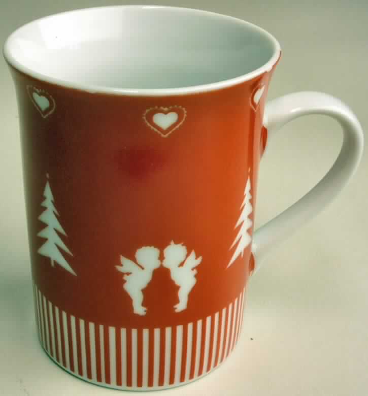 Geschirr aus Porzellan, sog. Kaffeetasse "Motiv Skandinavien", Abbildung siehe Anlage, 
- weiße, glasierte, becherartige Tasse mit Henkel,
- außen rot, mit stilisierten Tannenbäumen, Puttenfiguren und Herzen verziert, 
- mit einer Höhe von ca. 10 cm und einem Durchmesser (oben) von ca. 7,5 cm,
- keramisches Erzeugnis, nach der Formgebung gebrannt, tonmineralhaltiges Material 
  enthaltend, 
- aus Porzellan (lt. Antragsangaben). 

"Geschirr aus Porzellan"
