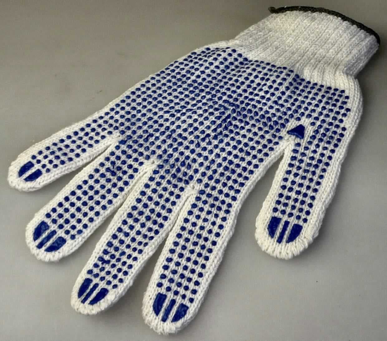 Fingerhandschuhe, sog. Arbeitshandschuh, Art. 33844, Größe L, Foto siehe Anlage,
- als Fünffingerhandschuhe gearbeitet,
- aus ca. 1,7 mm dicken, einfarbigen Gewirken aus laut Antrag 60 % Baumwolle und 40 % Polyester (synthetische 
  Chemiefasern),
- abgepasst gewirkt,
- im Bereich der Hand- und Fingerinnenflächen rutschhemmend mit Noppen bedruckt,
- am Handgelenk mit einer gerippt gewirkten, elastischen Stulpe,
- am unteren Rand durch eine kontrastfarbene Überwendlichnaht gesäumt.

"Fingerhandschuhe, aus Gewirken, andere als in der Unterposition 6116 10 genannte, aus Baumwolle"