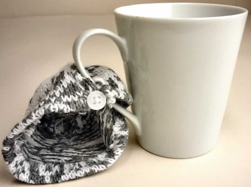 Zusammenstellung aus einer Tasse aus Porzellan und einer anderen konfektionierten 
Spinnstoffware, sog. Kaffeebecher mit Strickteil, Abbildung siehe Anlage, keine Warenzusammenstellung i. S. der AV 3 b), da die Bestandteile nicht der Befriedigung eines speziellen Bedarfs oder der Ausübung einer bestimmten Tätigkeit dienen, die Waren sind getrennt in den Zolltarif einzureihen,
- Geschirr zum Tischgebrauch, 
- glasierte, weiße, becherartige Tasse mit Henkel, 
- mit einer Höhe von ca. 9,8 cm und einem Durchmesser von ca. 8,5 cm (oben),
- keramisches Erzeugnis, nach der Formgebung gebrannt, tonmineralhaltiges Material
  enthaltend,
- aus Porzellan (lt. Antragsangaben).

"Geschirr (Tasse) aus Porzellan"