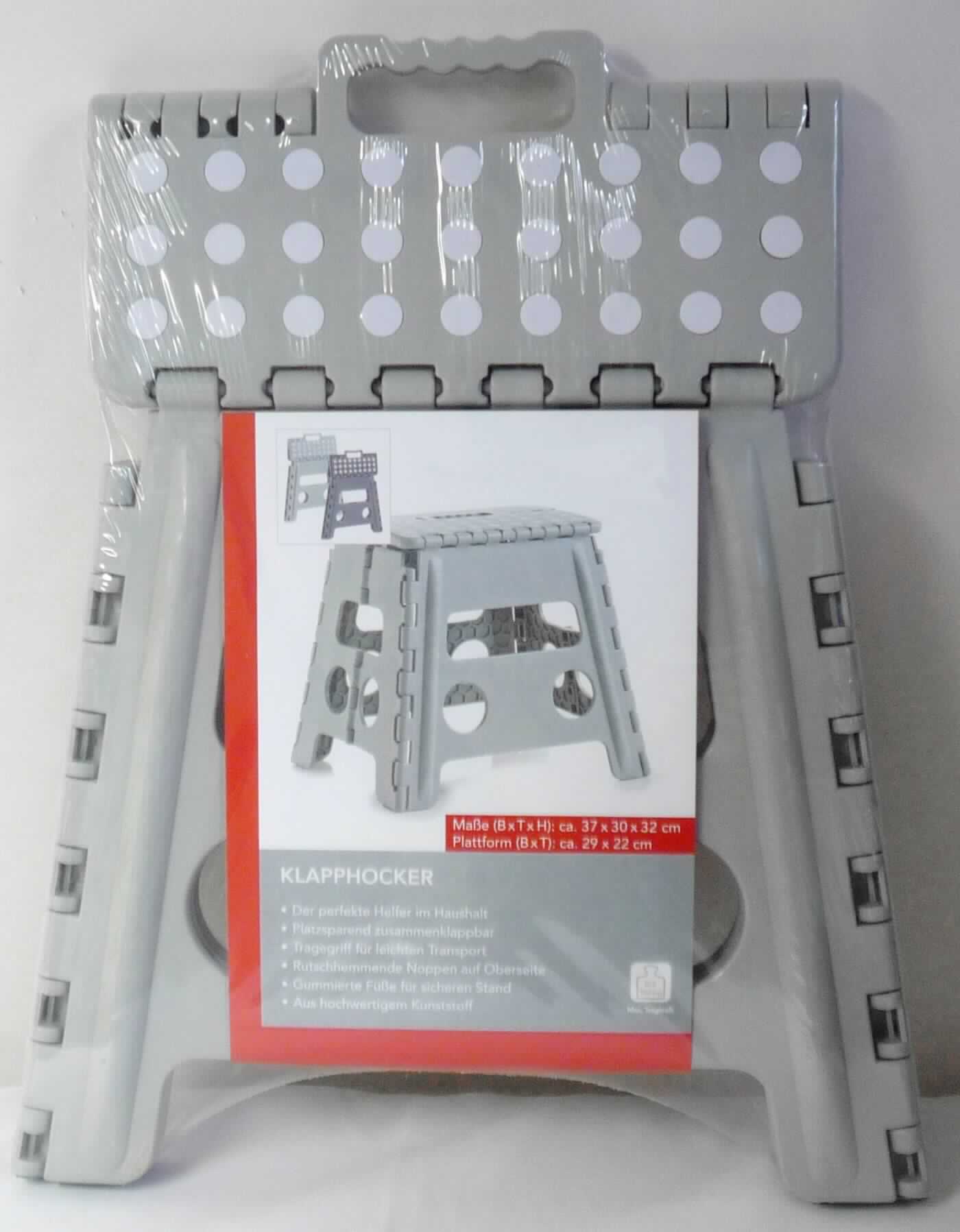 Bei dem sog. "Klapphocker aus Kunststoff, Art. 13701" handelt es sich um ein Möbel in Form eines zusammenklappbaren, trapezförmigen, einstufigen Trittschemels aus Kunststoff, Maße: 37 x 30 x 32 cm (Breite x Tiefe x Höhe), mit rutschhemmenden Schaumstoffnoppen und einem Tragegriff auf der Oberseite.
Die Ware ist dazu bestimmt, auf den Boden gestellt zu werden. Sie stellt sich aufgrund ihrer
geringen Höhe und der daraus resultierenden Sitzhaltung nicht als Sitzmöbel der Position 9401 des Zolltarifs dar.
Der Trittschemel ist in Kunststofffolie verpackt für den Einzelverkauf aufgemacht.

Das Erzeugnis ist als "anderes, als in den Pos. 9401 und 9402 genanntes Möbel aus Kunststoff" einzureihen.