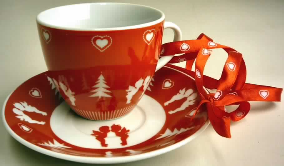 Geschirr zum Tischgebrauch, sog. Kaffeetasse mit Untertasse, Abbildung siehe Anlage,
- zweiteiliges Set aus Tasse und Untertasse, bestehend aus
- einer weißen, glasierten Kaffeetasse mit Henkel,
- - außen rot mit weißem Dekor (Tannenbäume, Puttenfiguren und Herzen) versehen,
- - mit einer Höhe von ca. 7 cm und einem Durchmesser (oben) von ca. 8 cm,
- einer glasierten, runden Untertasse mit leicht hochgezogenem Rand,
- - mit einem Durchmesser von ca. 13,5 cm,
- beide Waren sind mit dem gleichen Dekor verziert,
- keramische Erzeugnisse, nach der Formgebung gebrannt, tonmineralhaltiges Material
  enthaltend,
- aus Porzellan (lt. Antragsangaben),
- Tasse und Untertasse werden mit einem roten Spinnstoffband mit Herzmotiven, das zu 
  einer Schleife gebunden ist, zusammengehalten.

"Geschirr zum Tischgebrauch, aus Porzellan"