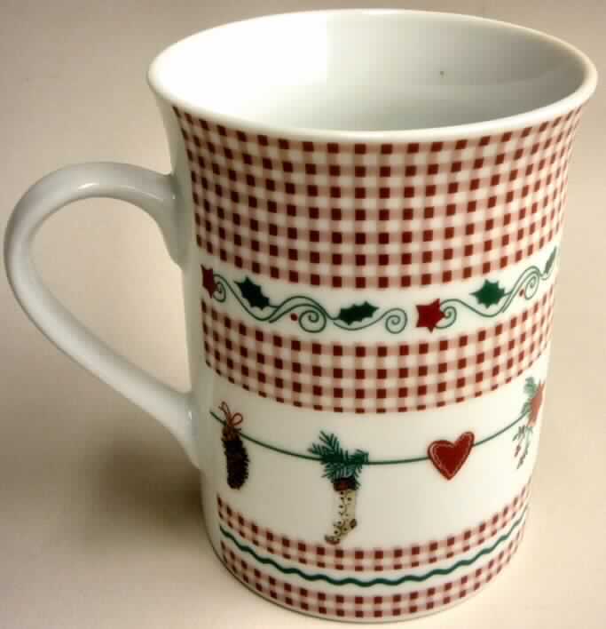 Keramisches Geschirr zum Tischgebrauch, sog. Kaffeetasse, Abbildung siehe Anlage, 
- weißer, glasierter Becher mit Henkel, 
- an der Außenseite teilweise rot-weiß kariert und mit weihnachtlichen Motiven verziert,
- mit einer Höhe von ca. 9,8 cm und einem Durchmesser (oben) von ca. 7,5 cm, 
- keramisches Erzeugnis, nach der Formgebung gebrannt, tonmineralhaltiges Material 
  enthaltend, 
- aus Porzellan (lt. Antrag).

"Geschirr aus Porzellan"