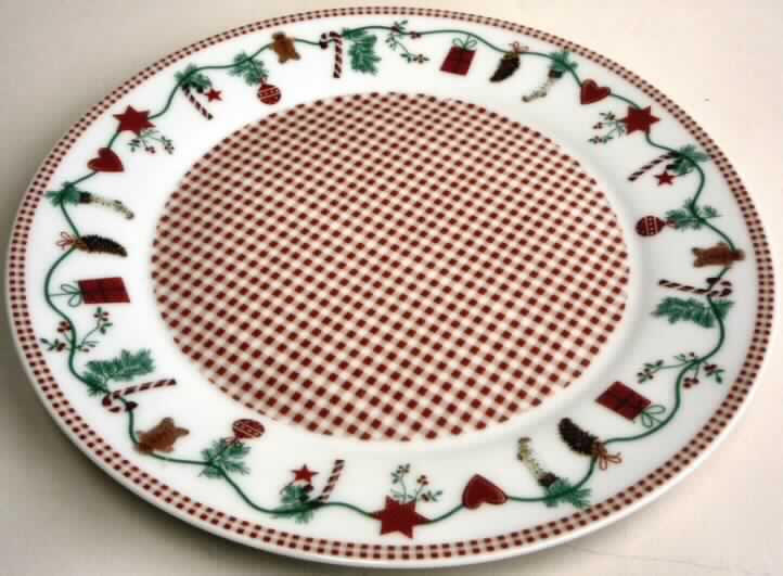 Keramisches Geschirr zum Tischgebrauch, sog. Teller "country-red", Abbildung siehe Anlage, 
- weißer, glasierter, runder Teller, 
- teilweise rot-weiß kariert und mit weihnachtlichen Motiven verziert,
- mit einer Höhe von ca. 1,8 cm und einem Durchmesser von ca. 20 cm, 
- keramisches Erzeugnis, nach der Formgebung gebrannt, tonmineralhaltiges Material 
  enthaltend, 
- aus Porzellan (lt. Antrag).

"Geschirr aus Porzellan"