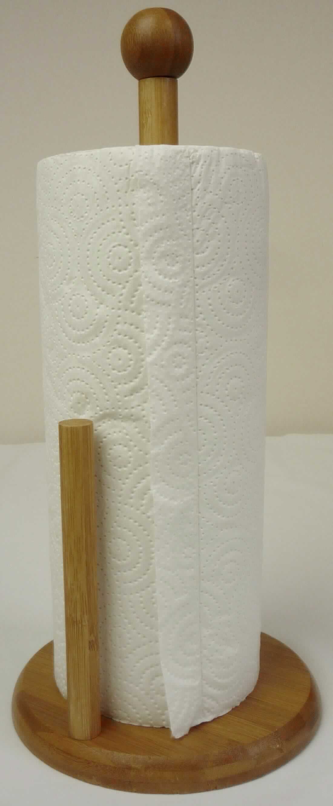 "Küchentuchhalter, Art. 25272"
- runde Standplatte (Durchmesser ca. 16 cm), in der Mitte mit senkrecht stehendem Rundholz 
  mit Knauf am oberen Ende (Länge ca. 32 cm) als Halterung für das Küchenpapier, 
  seitlich mit einem weiteren Rundholz (Länge ca. 14,5 cm) als Abreißhilfe, aus Bambus,
- gemeinsam mit Papierrolle in Kunststofffolie in Aufmachung für den Einzelverkauf verpackt,
- zur Verwendung in der Küche.
(Abbildung siehe Anlage)

Der Küchentuchhalter aus Holz bestimmt hinsichtlich der Bedeutung für die Verwendung und des Umfangs den Charakter des Ganzen.


"Holzware zur Verwendung bei Tisch oder in der Küche, aus Bambus, keine Brotbretter, Schneidebretter und ähnliche Bretter, keine Essstäbchen (Warenzusammenstellung aus Küchentuchhalter aus Holz -charakter- bestimmend- und Papierrolle)"