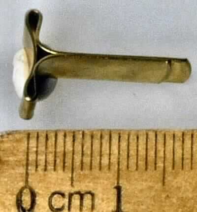 Es handelt sich um Klammern aus unedlem Metall, die einen flachen "Kopf" und zwei biegsame "Beine" aufweisen.
Die Erzeugnisse dienen zum Verschließen von Versandtaschen, Musterbeuteln oder Ähnlichem. 
Länge: etwa 19 mm

Abbildung siehe Anlage.

Derartige Erzeugnisse gehören als "den Briefklammern und Aktenklammern ähnliches Büromaterial" zur Codenummer 8305 9000 00 0 des Zolltarifs.