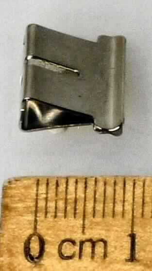 Es handelt sich um aus unedlem Metall gefertigte Klemmvorrichtungen aus einem etwa maximal 16 mm breiten Blechzuschnitt, der in der Art eines geraden Prismas gebogen ist und eine längliche Aussparung mit abgerundeten Enden aufweist. Die Erzeugnisse dienen zum Zusammenhalten von Papierseiten etc. und werden mit einem Klammerspender (nicht Gegenstand der vZTA) verwendet.

Abbildung siehe Anlage.

Derartige Erzeugnisse gehören als "den Briefklammern und Aktenklammern ähnliche Waren aus unedlen Metallen" zur Codenummer 8305 9000 00 0 des Zolltarifs.