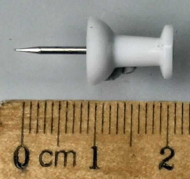 Es handelt sich um Drahtstifte (Pinnwandstifte) mit zugespitzem Schaft aus Stahldraht (Querschnittsabmessung: etwa 1,2 mm) und nahezu zylinderförmigem Kopf aus Kunststoff. 
Gesamtlänge: etwa 22 mm.
- Antragstellerangaben -

Abbildung siehe Anlage.

Derartige Erzeugnisse gehören als "andere, den Reißnägeln ähnliche Waren, aus Stahldraht, mit Kopf aus anderen Stoffen" zur Codenummer 7317 0060 00 0 des Zolltarifs.