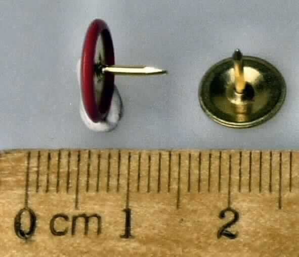 Es handelt sich um Reissnägel mit zugespitztem Schaft aus Stahldraht (Querschnittsabmessung: etwa 1 mm) und mit flachem Kopf aus Stahl, mit oder ohne Kunststoffummantelung.  
Gesamtlänge: etwa 8 mm.
- Antragstellerangaben -

Abbildung siehe Anlage.

Derartige Erzeugnisse gehören als "andere Reißnägel, aus Stahldraht" zur Codenummer 7317 0060 00 0 des Zolltarifs.