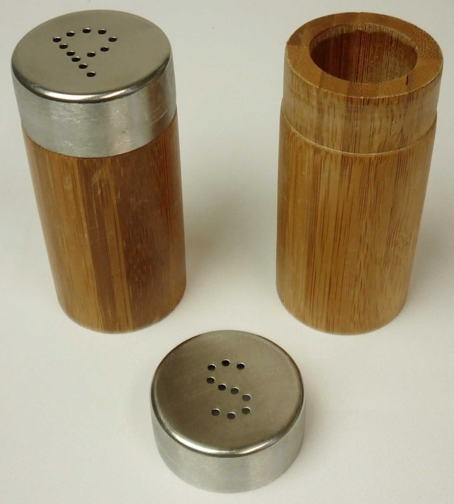 Salz- und Pfefferstreuer, 2-teilig, Art. 25306,
- in Form von zwei jeweils zylindrischen Hohlkörpern aus Lagenholz aus Bambus, an der Oberseite mit 
  einem Deckel aus Edelstahl mit 10 bzw 12 Streulöchern in Form eines stilisierten S oder P,
  an der Unterseite mit einer mit einem Kunststoffverschluss versehenen Nachfüllöffnung, 
  Durchmesser ca. 40 mm, Höhe ca. 85 mm,
- zur Verwendung als Salz-/Pfefferstreuer bei Tisch oder in der Küche,
- in einem Kunststoffblister mit Pappeinsatz verpackt.
(Abbildung siehe Anlage)

Das Holz bestimmt aufgrund des Umfanges und des Wertes den Charakter der zusammengesetzten Ware.

"Holzware zur Verwendung bei Tisch oder in der Küche, aus Bambus, kein Brotbrett, keine 
 Essstäbchen (zusammengesetzte Ware aus Holz -charakterbestimmend-, Edelstahl und Kunststoff); 
 Salz- und Pfefferstreuer"
