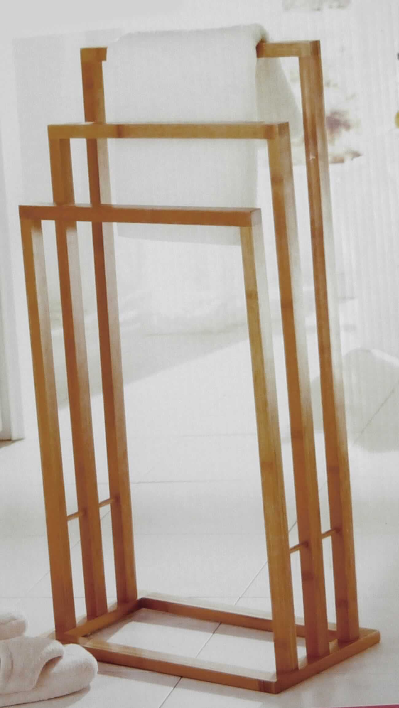 Bei dem "Handtuchständer Bamboo" (Art. 13575) handelt es sich um einen ca. 40 x 24 x 82 cm (B x T x H) großen Ständer aus Vierkanthölzern aus Bambus in Form von drei u-förmigen, auf einem rechteckigen Standfuß hintereinander montierten Halterungen.
Das auf den Boden zu stellende Erzeugnis ist noch nicht zusammengesetzt in einem Pappkarton für den Einzelverkauf aufgemacht. Es wird in Badezimmern zur Aufnahme von Handtüchern verwendet. Hinweise auf Handarbeit liegen nicht vor.

Die Ware ist als "anderes, als von den Positionen 9401 bis 9402 erfasstes, noch nicht zusammengesetztes Möbel aus Bambus, nicht handgearbeitet" einzureihen.

Anlage: 1 Ablichtung