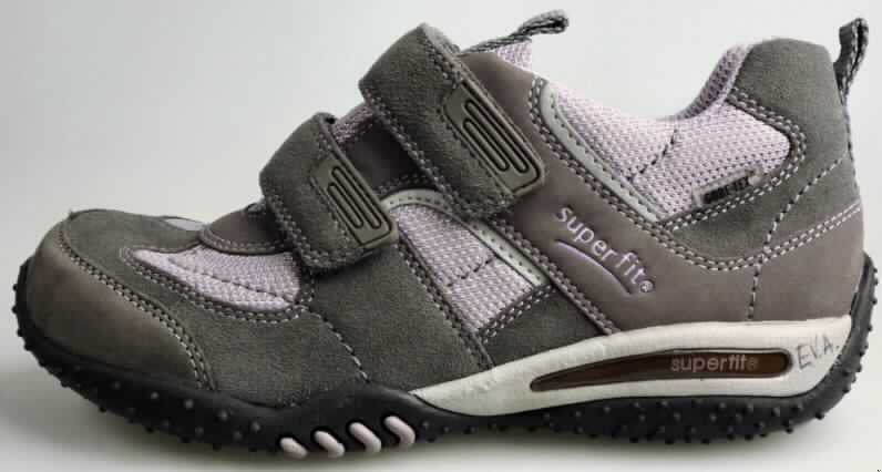 Trainingsschuhähnliche Schuhe (lt. Antrag: "Kindertrainingsschuh ; Art. 229/6 Größe 33", Foto siehe Anlage)
- mit Laufsohlen aus (lt. Antrag) Kautschuk; ohne Hauptsohle aus Holz,
- mit Oberteil (geschlossenes Blatt) aus Leder (den größten Teil der Außenfläche bildend)
  und Spinnstoff,
- auf das Oberteil sind Stücke aus Kunststoff (Spinnstoff mit einer mit dem bloßen Auge 
  wahrnehmbaren Außenschicht aus Kunststoff) als Verstärkungsteile aufgesetzt,
- mit Klettverschluss,
- nicht mit Dornen, Krampen, Klammern, Stollen oder ähnlichen Vorrichtungen
  versehen oder für deren Anbringung hergerichtet (keine Sportschuhe),
- ohne Schutz in der Vorderkappe,
- den Knöchel nicht bedeckend, 
- mit einer Länge der Innensohle von weniger als 24 cm,
- nach Spezialtechniken hergestellt, mit einem cif-Preis je Paar (lt. Antrag) 
  von mehr als 7,50 Euro, mit mehrlagiger, geformter, stoßdämpfende Eigenschaften 
  aufweisender Sohle aus synthetischen Stoffen

"Schuhe mit Laufsohlen aus Kautschuk und Oberteil aus Leder, andere als in den UPos.
6403 1200 bis 6403 9950 genannt, mit einer Länge der Innensohle von weniger als 24 cm,
nach Spezialtechniken hergestellt"