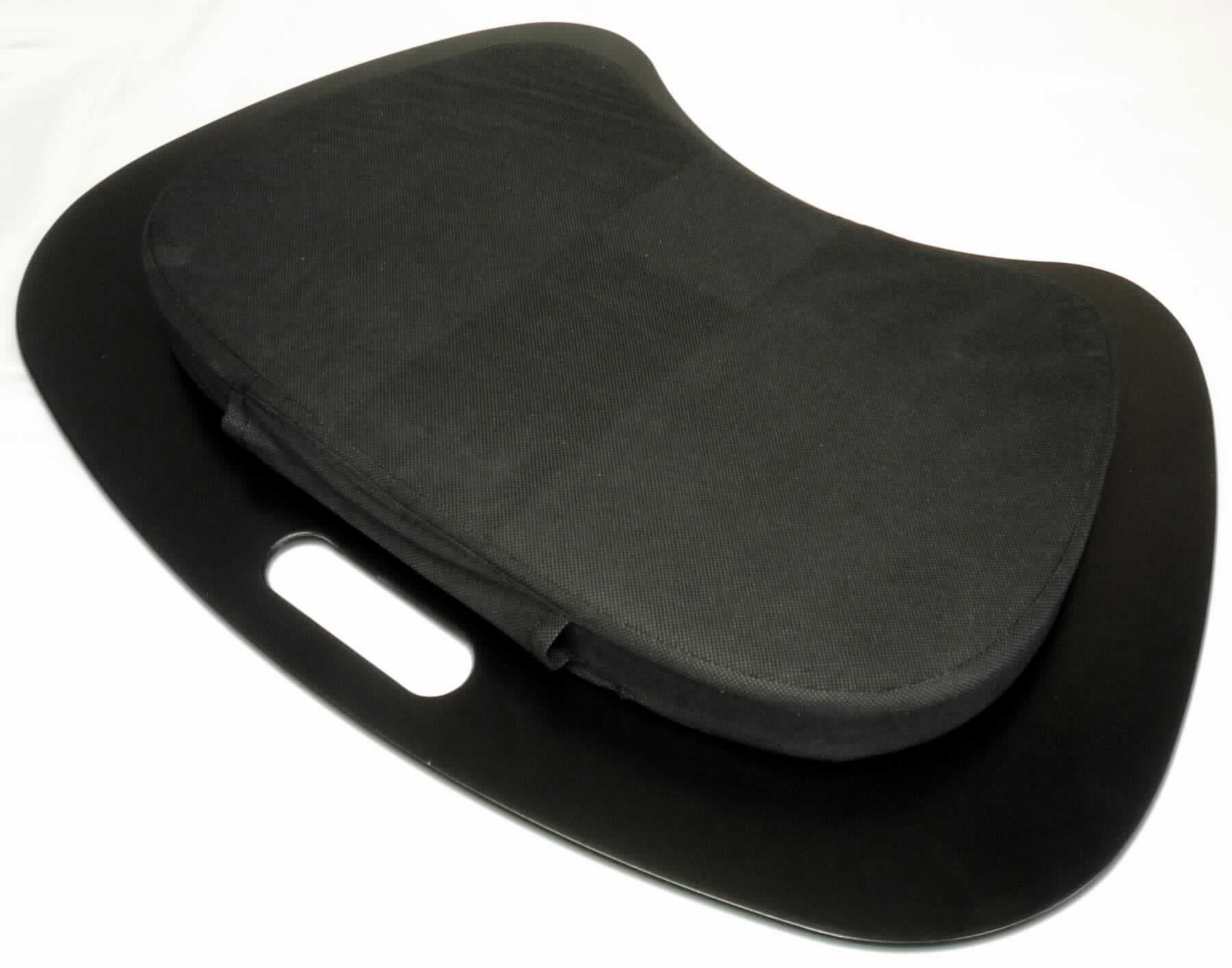 "Laptop-Schoßtablett, Art. 13000"
- aus einer annähernd rechteckigen, an den Ecken stark abgerundeten, ca. 9 mm starken, 
  schwarz lackierten Holzfaserplatte (MDF, lt. Antragsteller) mit griffartiger Aussparung und 
  einer an der Unterseite mit Klettverschluss angebrachten, kissenförmigen Unterlage aus 
  Spinnstoff und Kunststoff (Gewebe und Schaumstoff, lt. Antragsteller), 
- Abmessungen ca. 59 x 40 cm,
- zur Verwendung als Ablage- und Arbeitsfläche z.B. für einen Laptop,
- verpackt in klarsichtiger Kunststofffolie mit Papiereinleger.
(Abbildung siehe Anlage)

Der Charakter des Ganzen wird hinsichtlich des Umfangs und der Bedeutung für die Verwendung durch das Holz bestimmt.

"Andere als in den Positionen 4401 bis 4420 genannte Ware aus Holz, kein Kleiderbügel, nicht aus Bambus, aus 
Faserplatte (zusammengesetzte Ware aus Holz -Charakter bestimmend-, Kunststoff und Spinnstoff)"