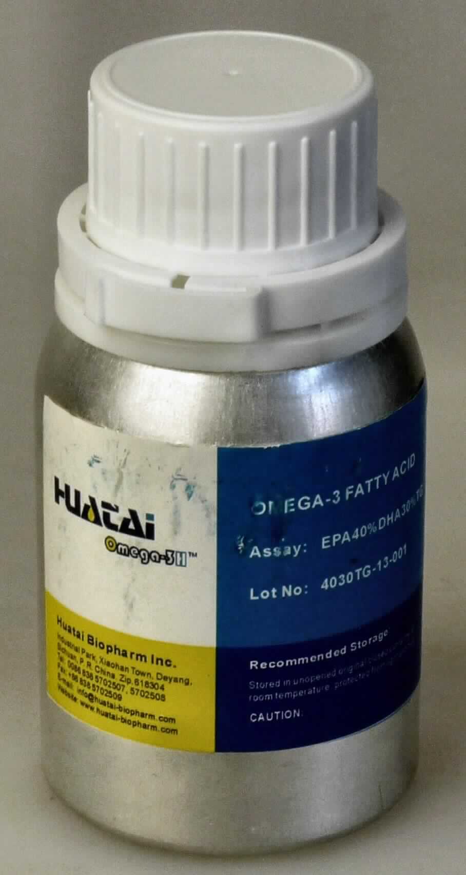 Angaben des Antragstellers:
Zusammensetzung: Fischöl, Triglyceride mit hohem Gehalt an EPA (mindestens 8 %) und DHA (mindestens 70 %), genießbar.
Handelsübliche Maßeinheit: Fässer mit einem Inhalt von mehr als 1 kg (kleinste Menge 18 kg).

Feststellungen anhand einer Warenprobe:
Warenbeschaffenheit: Klare, hellgelbe, ölige Flüssigkeit (Öl); Geruch: nach Fischöl; Geschmack: ölig, tranig-fischig. 

Befund:
Die Einreihung erfolgt auf der Grundlage der Antragsangaben. Nach den Angaben des Antragstellers liegt genießbares, umgeestertes Fischöl aus einem Fett oder Öl vor.

Tierische und pflanzliche Fette und Öle sowie deren Fraktionen, ganz oder teilweise hydriert, umgeestert, wiederverestert oder elaidiniert, auch raffiniert, jedoch nicht weiterverarbeitet: tierische Fette und Öle sowie deren Fraktionen: in anderer Aufmachung als in unmittelbaren Umschließungen mit einem Gewicht des Inhalts von 1 kg oder weniger: von Fischen und Meeressäugetieren: andere als von Meerestieren, anderen als Walen: genießbar.