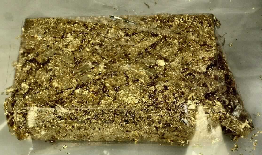 "Schlagmetall" aus Kupferlegierung

Bei der als Schlagmetall bezeichneten Ware handelt es sich um goldfarbene metallische Flacherzeugnisse in Form von feinen, unregelmäßig geformten Plättchen mit einer Dicke von 0,15 mm oder weniger. Die Ware besteht aus einer Kupfer-Zink-Legierung mit gewichtsmäßig überwiegendem Kupfergehalt und wird in Tütchen gehandelt. Verwendung findet die Ware in der Bastelbranche.

Die Ware ist als Folien mit einer Dicke von 0,15 mm oder weniger aus Kupferlegierungen in die Unterposition 7410 1200 der Kombinierten Nomenklatur einzureihen.