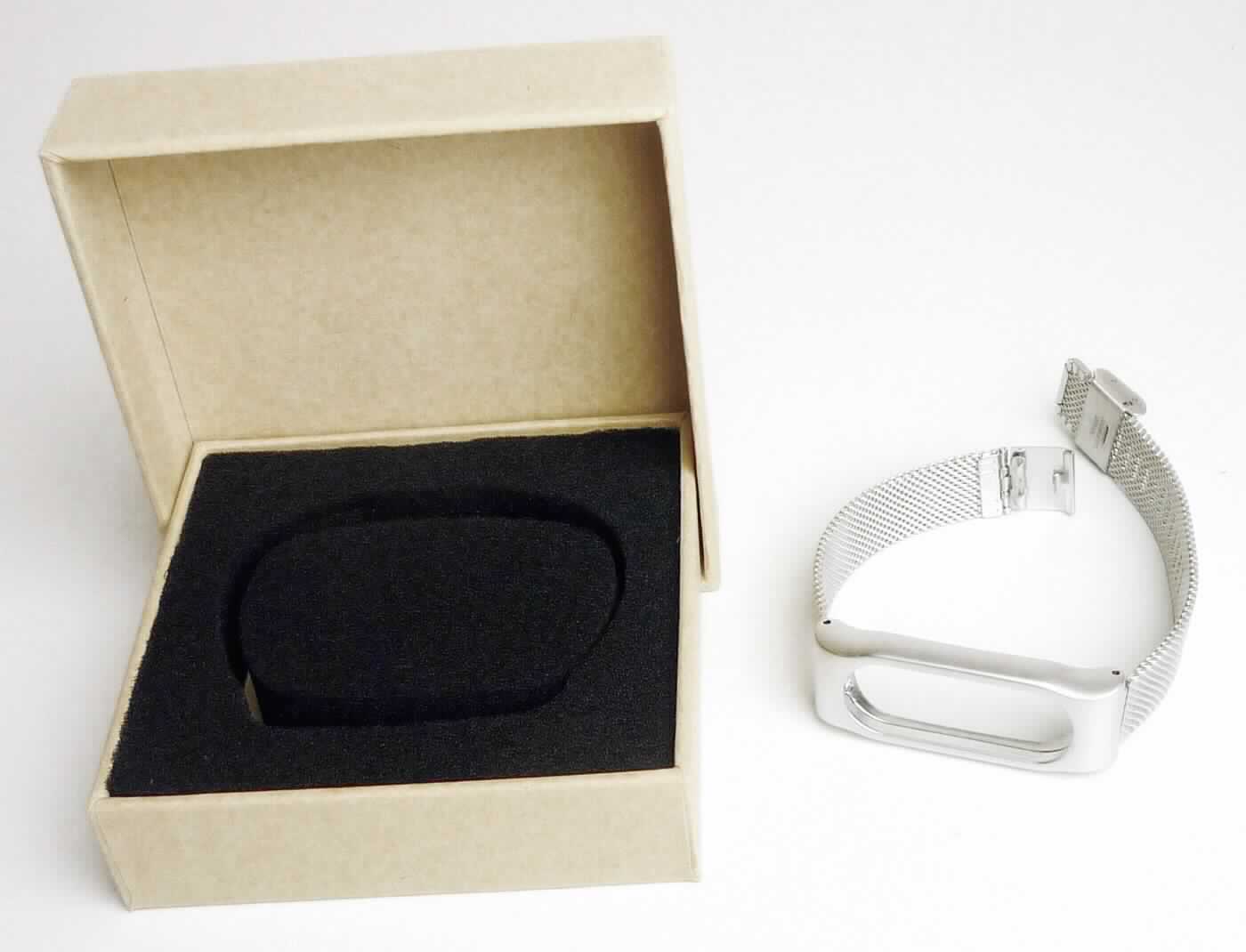 Armband für Fitness-Tracker, sog. Edelstahl-Armband für Sportstracker Xiaomi Mi Band 2, in Form eines Milanaise-Armbandes aus Edelstahl, mit einer mittigen, ovalen, passgenauen Aussparung zur Aufnahme eines Fitness-Trackers (