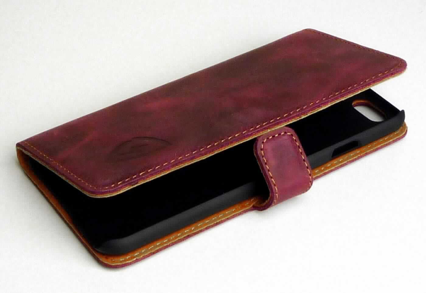 Etuiähnliches Behältnis, Taschen- oder Handtaschenartikel, Echtledertasche passend für iPhone 6, Foto siehe Anlage, 
- mit einer Außenseite aus Leder, 
- seitlich aufklappbar; mit einer Lasche mit Magnetverschluss versehen,
- an einer Innenseite mit einer Schale aus Kunststoff als Halterung für ein Mobiltelefon ausgestattet, 
- - bildet an den Schmalseiten die Außenseite, 
- mit Aussparungen für die Kameralinse und zur Bedienung des Mobiltelefons versehen,
- in den Abmessungen: ca. 13,8 cm (Höhe) x 7,2 cm (Breite) x 1,5 cm (Tiefe), 
- dient dem Transport und der Aufbewahrung eines Mobiltelefons in einer Tasche oder Handtasche, 
- mit einer bedruckten Bandarole aus Papier,
- lt. Bandarole handgearbeitet.

"Etuiähnliches Behältnis, Taschen- oder Handtaschenartikel, mit Außenseite aus Leder, handgearbeitet"