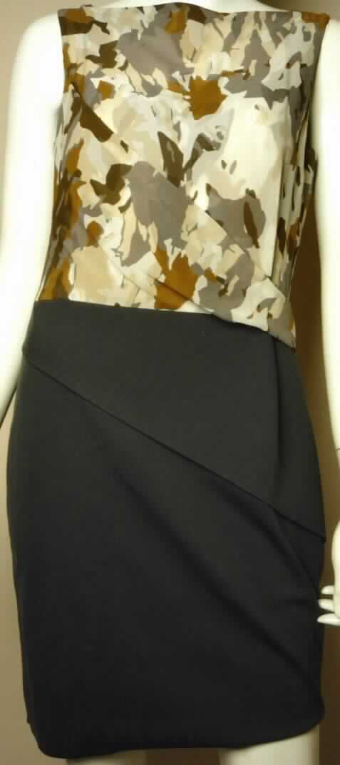 Kleid, sog. Kleid Art. Nr. 515096 / 20380, in Erwachsenengröße, Foto siehe Anlage,
- die Ware wird durch ein unfertiges Muster veranschaulicht, die Einfuhrware stellt sich laut Antrag wie folgt dar: 
- Oberteil:
-- doppelt gearbeitet, aus ca. 0,3 mm dicken, buntbedruckten Geweben aus laut Antrag 100% Seide,
- Rockteil:
-- aus ca. 0,9 mm dicken, einfarbigen Gewirken aus laut Antrag 66 % Viskose (künstliche Chemiefasern), 
   31 % Polyamid und 3 % Polyurethan (beides synthetische Chemiefasern),
- bis etwa zum halben Oberschenkel reichend (Rückenlänge: ca. 86 cm), kann aufgrund der Länge ohne ein 
  weiteres, den Unterkörper bedeckendes Kleidungsstück getragen werden,
- mit einem leicht halsfernen, geraden Ausschnitt,
- hinten mit einer teilweisen Öffnung mit Reißverschluss,
- ärmellos, 
- am unteren Rand gesäumt,
- in Bezug auf das Erscheinungsbild sind Gewebe und Gewirke als gleichbedeutend anzusehen, die Gewirke 
  herrschen nach dem Umfang, die Gewebe nach dem Wert vor; keinem der Flächenerzeugnisse (Gewebe/ 
  Gewirke)  kann daher eine charakterbestimmende Bedeutung zuerkannt werden, die Ware ist somit der von den 
  gleichermaßen in Betracht kommenden Positionen (Pos. 6104/ Pos. 6204) in der Nomenklatur zuletzt genannten 
  Position zuzuweisen.

"Kleid, aus Geweben, für Frauen, aus Seide"