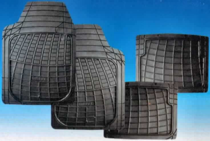 Angaben des Antragstellers:
4-teiliger Gummi-Fussmatten-Satz für Fahrzeuge. Bestehend aus jeweils 2 Matten für vorne (670 mm x 450 mm) und hinten (330 x 450 mm).

Die Matten bestehen im Wesentlichen aus Polyvinylchlorid (Kunststoff im Sinne der Anm. 1 zu Kap. 39) und sind als Bodenbelag in die Position 3918 HS einzureihen.
