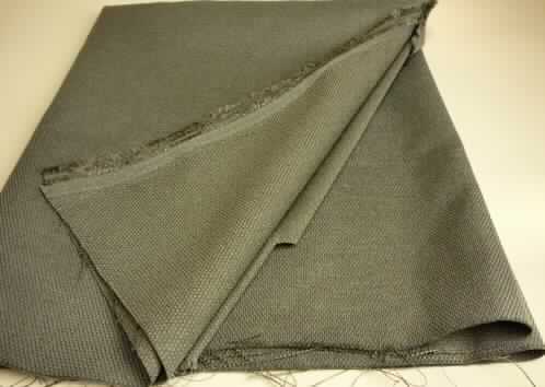 Gewebe, sog. Möbelbezugsstoff, Foto siehe Anlage,
- als Meterware; laut Antrag mit einer Breite von etwa 147 cm,
- laut Untersuchungsergebnis:
-- aus ungezwirnten, nicht hochfesten Garnen aus Polyester-Filamenten (synthetische Filamente),
-- mit einem Anteil an texturierten und nicht texturierten Filamenten von jeweils unter 85 GHT,
-- buntgewebt.


"Gewebe aus Garnen aus synthetischen Filamenten, anderes als in den Unterpositionen
 5407 10 bis 5407 54 genannte, mit einem Anteil an Polyester-Filamenten von mehr als 85 GHT,
 mit einem Anteil an nicht texturierten Polyester-Filamenten von weniger als 85 GHT, buntgewebt"