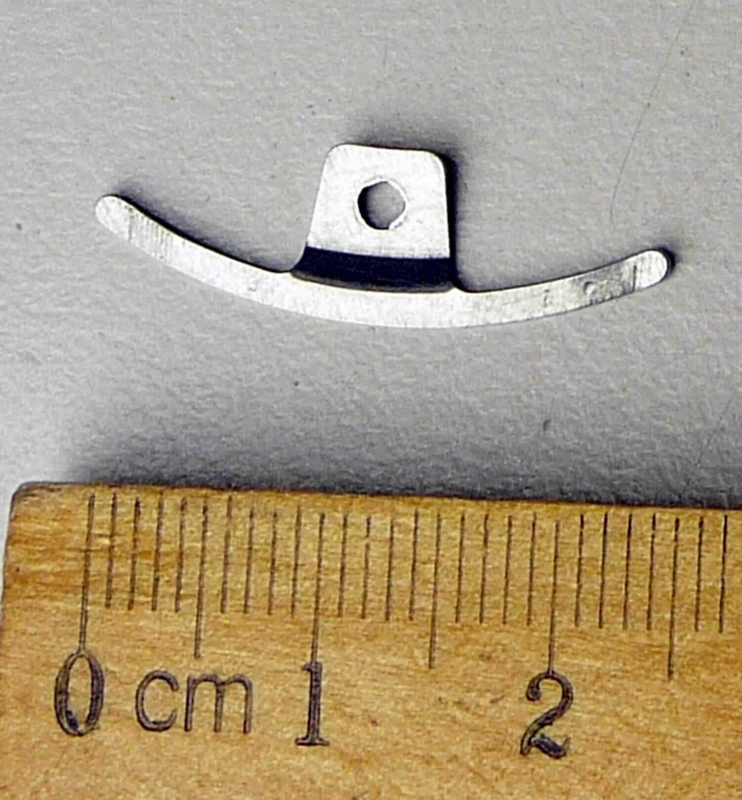 Bremsfeder aus Stahl

Bei dem Erzeugnis handelt es sich um ein gestanztes, bogenförmiges Flachstück aus Stahl (Werkstoff-Nr. 1.1231), welches als sog., Bremsfeder in mechanischen Messuhren verbaut wird, um einen Außenring drehbar zu halten.

Die Ware ist als "andere Federn aus Stahl" in den TARIC-Code 7320 9090 90 einzureihen.