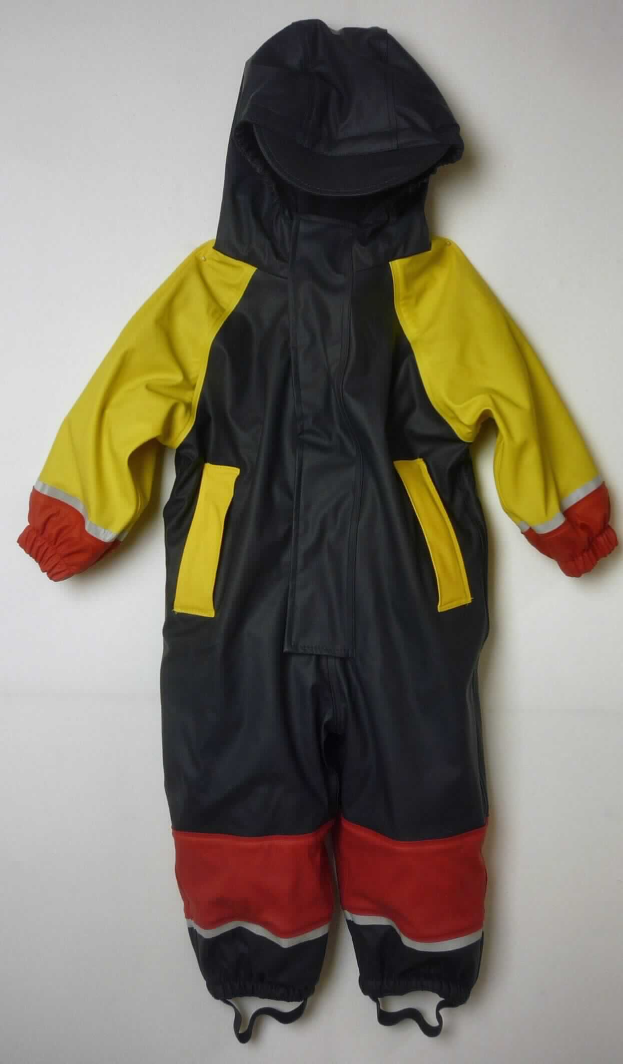 Overall, sog. Kleinkinder Thermo-Winteroverall, Größe 74/80, Foto siehe Anlage, 
- aus verschiedenen ca. 0,5 mm dicken, einfarbigen, auf der Außenseite mit einer geprägten Kunststofffolie
  (laut Antrag Polyurethan; kein Zellkunststoff) überzogenen Gewirken der Position 5903 aus laut Antrag
  100 % Polyester (synthetische Chemiefasern),
- einteilig, den ganzen Körper mit Ausnahme der Hände, der Füße und des Kopfes bedeckend,
- gefüttert,
- mit einer Kapuze mit Schild, die am Rand teilweise elastisch gerafft ist,
- vorn mit einer bis zum Schritt reichenden Öffnung mit Reißverschluss, verdeckt von einer mittels Klettverschluss 
  zu schließenden Patte von links über rechts,
- auf der Rückseite in Taillenhöhe elastisch verengt,
- mit langen Ärmeln, an den Enden elastisch verengt,
- mit zwei eingesetzten Taschen mit Patte unterhalb der Taille,
- mit eingenähten, reflektierenden Streifen.
- mit knöchellangen Hosenbeinen, an den Beinabschlüssen elastisch verengt sowie mit einem angenähten, 
  elastischen Steg ausgestattet.
- ist für Kleinkinder mit einer Körpergröße von bis zu 86 cm bestimmt.

"Kleidung für Kleinkinder, aus Gewirken, aus Chemiefasern"