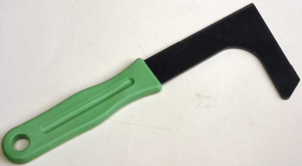 "Fugenkratzer"; das sind Handwerkzeuge mit abgewinkeltem, spitz zulaufendem, arbeitendem Teil aus Stahl und einem Griff aus Kunststoff. Die Erzeugnisse mit einer Länge von ca. 19,5 cm dienen zum Entfernen von Unkraut aus Pflasterfugen in Gartenanlagen. 
Sie sind einzeln in einer Verpackung aus Pappe und Kunststoff für den Einzelverkauf aufgemacht.

Abbildung siehe Anlage.

Derartige Erzeugnisse gehören als "andere Handwerkzeuge für den Gartenbau, mit arbeitendem Teil aus unedlem Metall" zur Unterposition 8201 9000 00  des Integrierten Zolltarifs der EG (TARIC).