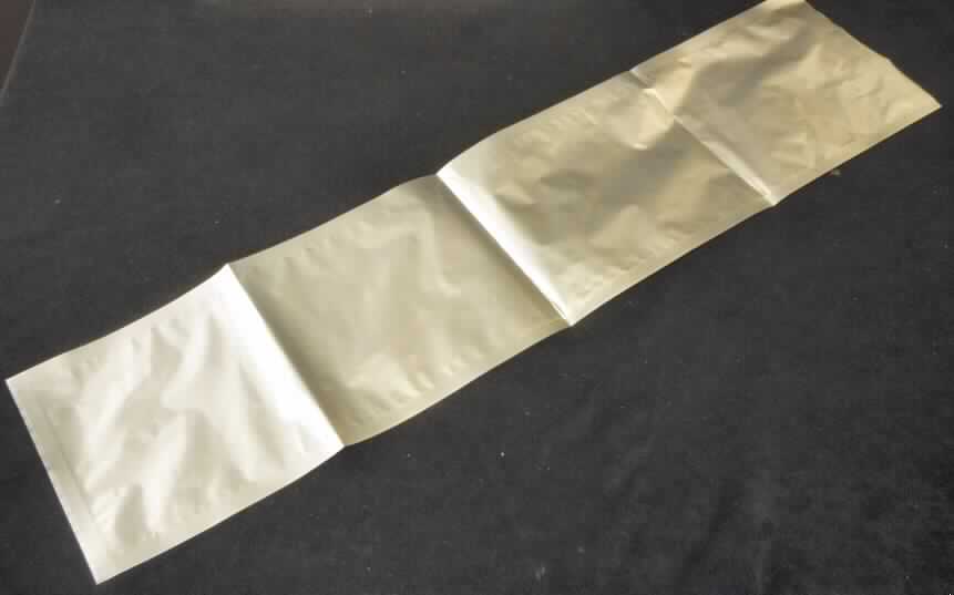 Bei dem durch ein Warenmuster veranschaulichten Artikel handelt es sich um ein Verpackungsmittel in Form eines ca. 35,5 x 15,5 cm großen, silbernen Beutels aus miteinander verschweißten Folien aus Kunststoffen im Sinne der Anmerkung 1 zu Kapitel 39. Die dreilagige Ware mit einer Gesamtfoliendicke von ca. 89 Mikrometern besteht aus (lt. Antragsangaben):

- einer Folie (Dicke etwa 12 µm) aus Polyethylenterephthalat (PET),
- einer Aluminiumfolie (Dicke etwa 7 µm) und
- einer Folie (Dicke etwa 70 µm) aus Polyethylen (LDPE).

Das an drei Seiten verschweißte, am oberen Ende offen gearbeitete Erzeugnis dient zu Transport- und Verpackungszwecken und ist für eine längere Verwendung nicht vorgesehen.

Charakterverleihend hinsichtlich der stofflichen Beschaffenheit ist hier die PE-Folie.

Derartige Waren werden zolltariflich als "Tüte aus Polyethylen mit einer Foliendicke von höchstens 100 Mikrometer", der Codenummer 3923 2100 20 0 zugewiesen.