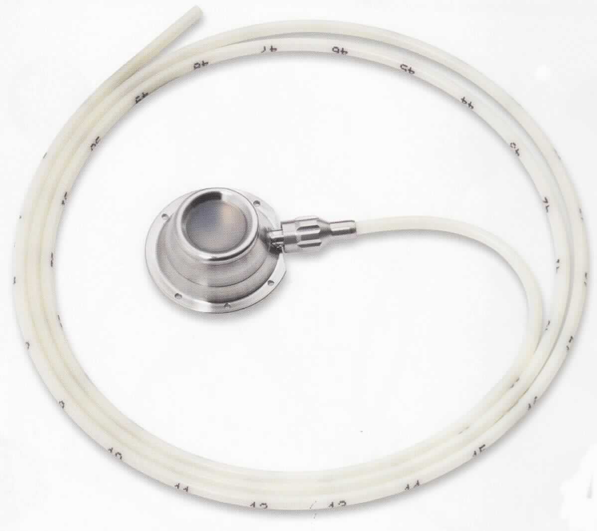 Portsystem, sog. Micro-Sitimplant Titan Expert, Art.-Nr. 8311.67, in Form einer Warenzusammenstellung in Aufmachung für den Einzelverkauf, im Wesentlichen bestehend aus 
- einer im Durchmesser ca. 19 mm großen, 8 mm hohen und 3,5 g schweren Vorrichtung mit einem Gehäuse aus 
  Titan, an der ein mit Markierungen versehener, ca. 65 cm langer und 5,7 F starker PUR-Katheter mit verjüngter 
  Spitze befestigt wird (Port mit Port-Katheter, charakterbestimmend im Hinblick auf die Verwendung),
- einer sog. Portpunktionsnadel Hubsite, mit 90 Grad abgewinkelter Nadel mit Huberschliff und weichen Flügeln zur 
  Führung der Kanüle, mit Schlauch, Anschlussstück und Schlauchklemme, zur Punktion des Portseptums,
- einer geraden Hubernadel, mit Huberschliff, Gesamtlänge ca. 42 mm, zur Portpunktion, 
- einer echogenen Punktionsnadel, Gesamtlänge ca. 98 mm,
- einer stumpfen Kanüle mit LL-Anschluss in Form einer ca. 12 mm langen Hohlnadel aus Metall mit einer ca. 19 
  mm langen Befestigungsvorrichtung aus Kunststoff,
- einer Spritze aus Kunststoff mit Skalierung,
- einem Venenheber aus Kunststoff (Länge ca. 45 mm),
- einem Untertunnelungstrokar und
- einem entfernbaren Einführbesteck zum Einbringen des Ports.
Äußere Form: siehe Abbildung in der Anlage.
Der Port mit Port-Katheter wird unter die Haut des Patienten in eine Vene implantiert und dient zum ständigen Verabreichen von Medikamenten im Rahmen von Langzeittherapien.
Die Bestandteile sind gemeinsam mit einer Bedienungsanleitung in einem Hartblister steril verpackt und in einem bedruckten Pappkarton umverpackt.

Die Ware wird als "Vorrichtung zum Implantieren in den menschlichen Körper, zum Beheben von Funktionsschäden, nicht von Unterposition KN 9021 1010 bis 9021 9010 erfasst" eingereiht.