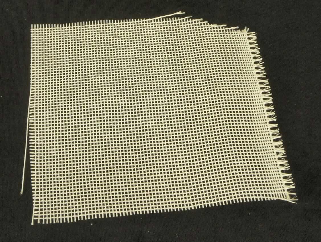 Gewebe aus Glasfasern, sog. Filtergewebe (Maschenweite: 2 x 2 mm), Foto siehe Anlage,
- undichtes Gewebe aus gezwirnten Garnen aus textilen Glasfilamenten (keine Rovings),
- in Leinwandbindung,
- mit einem Quadratmetergewicht von ca. 336 Gramm (laut Untersuchungsergebnis),
- mit einem Titer des einfachen Garns von 147 bis 150 tex (laut Untersuchungsergebnis),
- offenmaschig, mit einer Zellgröße von ca. 1,83 x 1,83 mm (laut Untersuchungsergebnis),
- dünn mit Kunststoff getränkt,
- Meterware auf Rollen mit einer Breite von ca. 46 cm,
- Versand aus Indien (laut Antrag).

"Ware aus Glasfasern, offenmaschiges Gewebe aus Glasfasern (keine Rovings), 
 mit einer Breite von mehr als 30 cm, in Leinwandbindung, mit einem Quadratmetergewicht von mehr als 250 g, 
 mit einer Zelllänge und -breite von mehr als 1,8 mm, keine Glasfaserscheibe, Versand aus Indien"