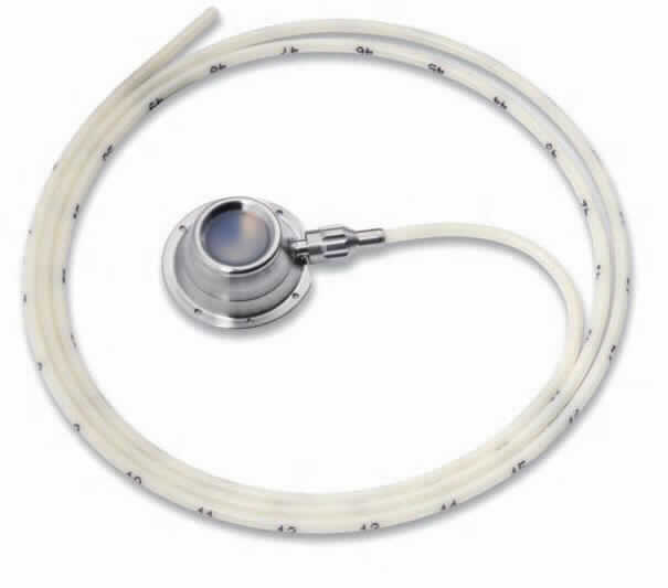 Portsystem, sog. Micro-Sitimplant Titan Expert, Art.-Nr. 8311.77, in Form einer Warenzusammenstellung in Aufmachung für den Einzelverkauf, im Wesentlichen bestehend aus
- einer im Durchmesser ca. 19 mm großen, 8 mm hohen und 3,5 g schweren Vorrichtung mit einem Gehäuse aus 
  Titan, an der ein mit Markierungen versehener, ca. 65 cm langer und 4,0 F starker PUR-Katheter mit verjüngter 
  Spitze befestigt wird (Port mit Port-Katheter, charakterbestimmend im Hinblick auf die Verwendung),
- einer sog. Portpunktionsnadel Hubsite, mit 90 Grad abgewinkelter Nadel mit Huberschliff und weichen Flügeln zur 
  Führung der Kanüle, mit Schlauch, Anschlussstück und Schlauchklemme, zur Punktion des Portseptums,
- einer geraden Hubernadel, mit Huberschliff, Gesamtlänge ca. 42 mm, zur Portpunktion, 
- einer echogenen Punktionsnadel, Gesamtlänge ca. 98 mm,
- einer stumpfen Kanüle mit LL-Anschluss in Form einer ca. 12 mm langen Hohlnadel aus Metall mit einer ca. 19 
  mm langen Befestigungsvorrichtung aus Kunststoff,
- einer Spritze aus Kunststoff mit Skalierung (10 ml),
- einem Venenheber aus Kunststoff (Länge ca. 45 mm),
- einem Untertunnelungstrokar und
- einem entfernbaren Einführbesteck zum Einbringen des Ports.
Äußere Form: siehe Abbildung in der Anlage.
Der Port mit Port-Katheter wird unter die Haut des Patienten in eine Vene implantiert und dient zum ständigen Verabreichen von Medikamenten im Rahmen von Langzeittherapien.
Die Bestandteile sind gemeinsam mit einer Bedienungsanleitung in einem Hartblister steril verpackt und in einem bedruckten Pappkarton umverpackt.

Die Ware wird als "Vorrichtung zum Implantieren in den menschlichen Körper, zum Beheben von Funktionsschäden, nicht von Unterposition KN 9021 1010 bis 9021 9010 erfasst" eingereiht.