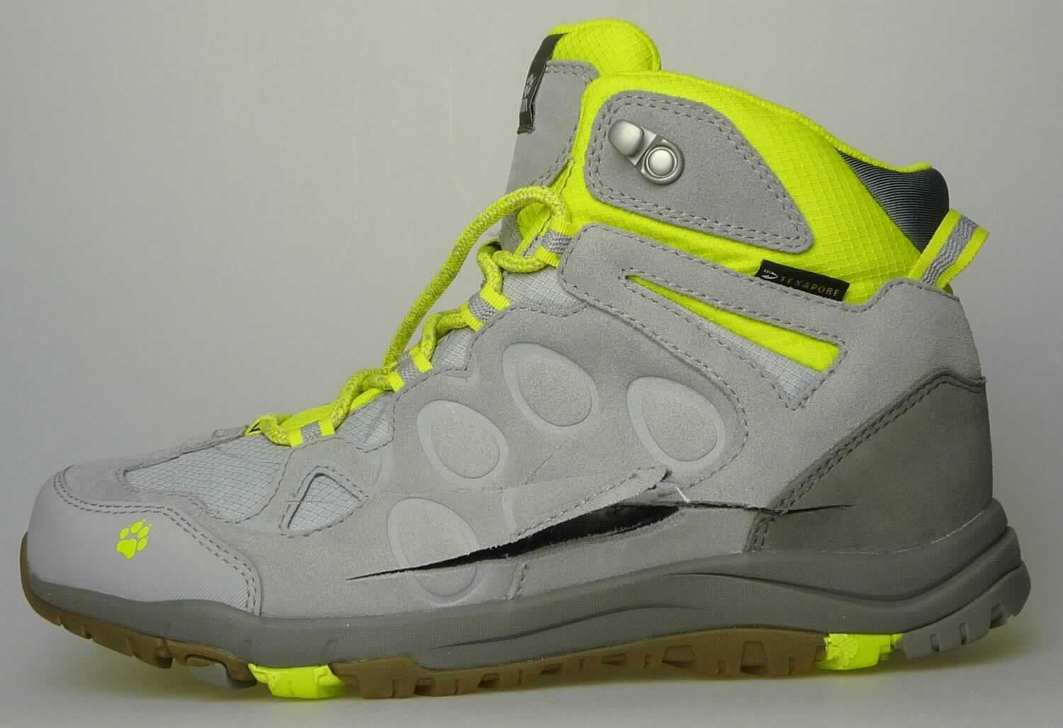 Freizeitstiefel (lt. Antrag: "Rocksand Texapore Mid Wow, Art.Nr. 4022371", Foto siehe Anlage)
- mit Laufsohlen aus (lt. Antrag) Kautschuk; ohne Hauptsohle aus Holz,
- mit Oberteil aus Leder (den größten Teil der Außenfläche bildend), Spinnstoff und 
  Kunststoff (Spinnstoff mit einer mit bloßem Auge wahrnehmbaren Außenschicht aus Kunststoff),
- auf das Oberteil sind Stücke aus Leder als Verstärkungsteile aufgesetzt,
- mit Schnürsenkelverschluss und abstehenden Metallhaken,
- ohne Metallschutz in der Vorderkappe,
- den Knöchel, jedoch nicht die Wade bedeckend,
- mit einer Länge der Innensohle von mehr als 24 cm,
- nicht als Männer- oder Frauenschuhe erkennbar

"Schuhe mit Laufsohlen aus Kautschuk und Oberteil aus Leder, andere als in den UPos. 6403 1200 bis 6403 9111
 genannt, nicht als Männer- oder Frauenschuhe erkennbar"