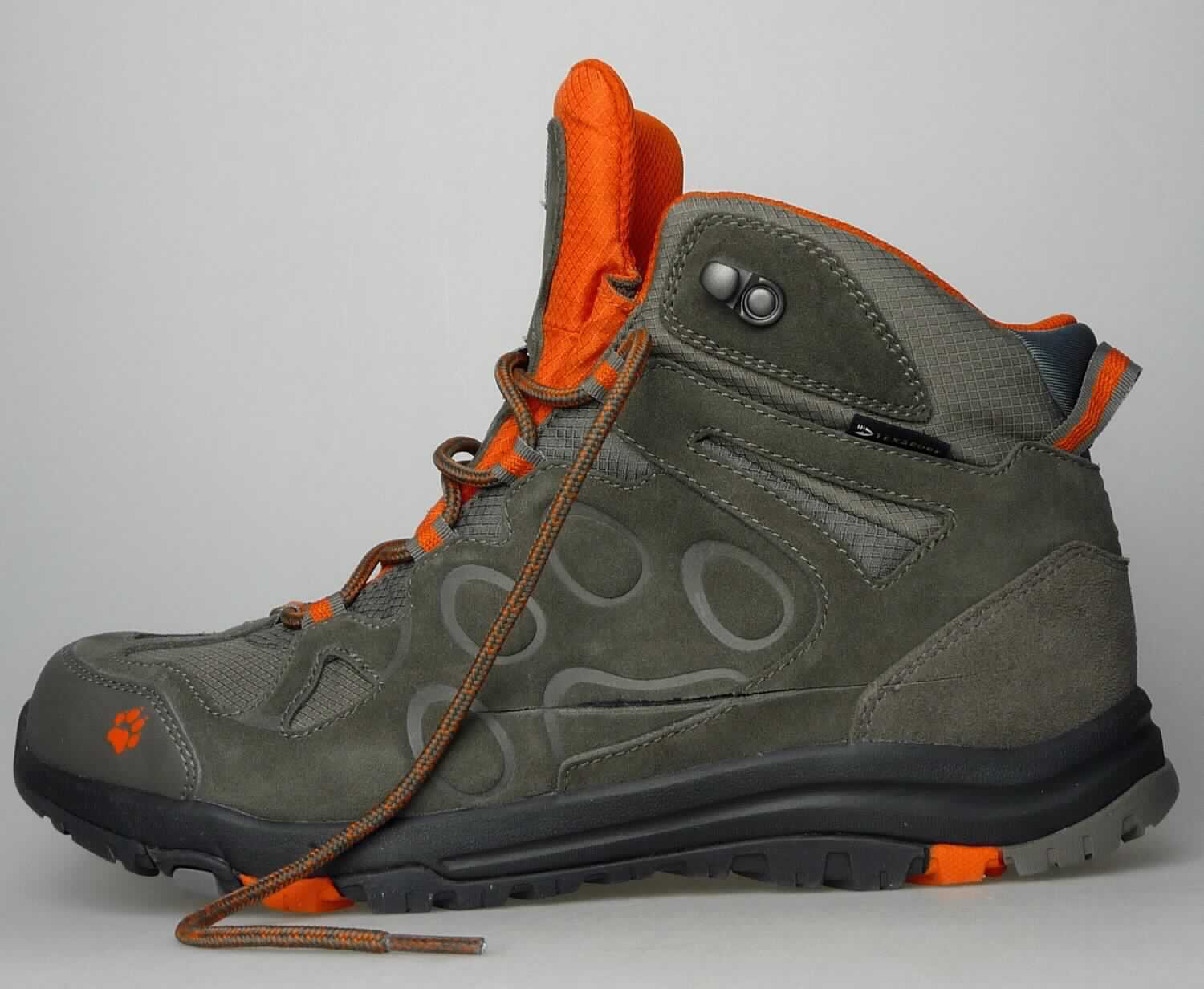 Freizeitstiefel (lt. Antrag: "Rocksand Texapore Mid Men, Art.Nr. 4022311", Foto siehe Anlage)
- mit Laufsohlen aus (lt. Antrag) Kautschuk; ohne Hauptsohle aus Holz,
- mit Oberteil aus Leder (den größten Teil der Außenfläche bildend), Spinnstoff und 
  Kunststoff (Spinnstoff mit einer mit bloßem Auge wahrnehmbaren Außenschicht aus Kunststoff),
- auf das Oberteil sind Stücke aus Leder als Verstärkungsteile aufgesetzt,
- mit Schnürsenkelverschluss und abstehenden Metallhaken,
- ohne Metallschutz in der Vorderkappe,
- den Knöchel, jedoch nicht die Wade bedeckend,
- mit einer Länge der Innensohle von mehr als 24 cm,
- nicht als Männer- oder Frauenschuhe erkennbar

"Schuhe mit Laufsohlen aus Kautschuk und Oberteil aus Leder, andere als in den UPos. 6403 1200 bis 6403 9111
 genannt, nicht als Männer- oder Frauenschuhe erkennbar"