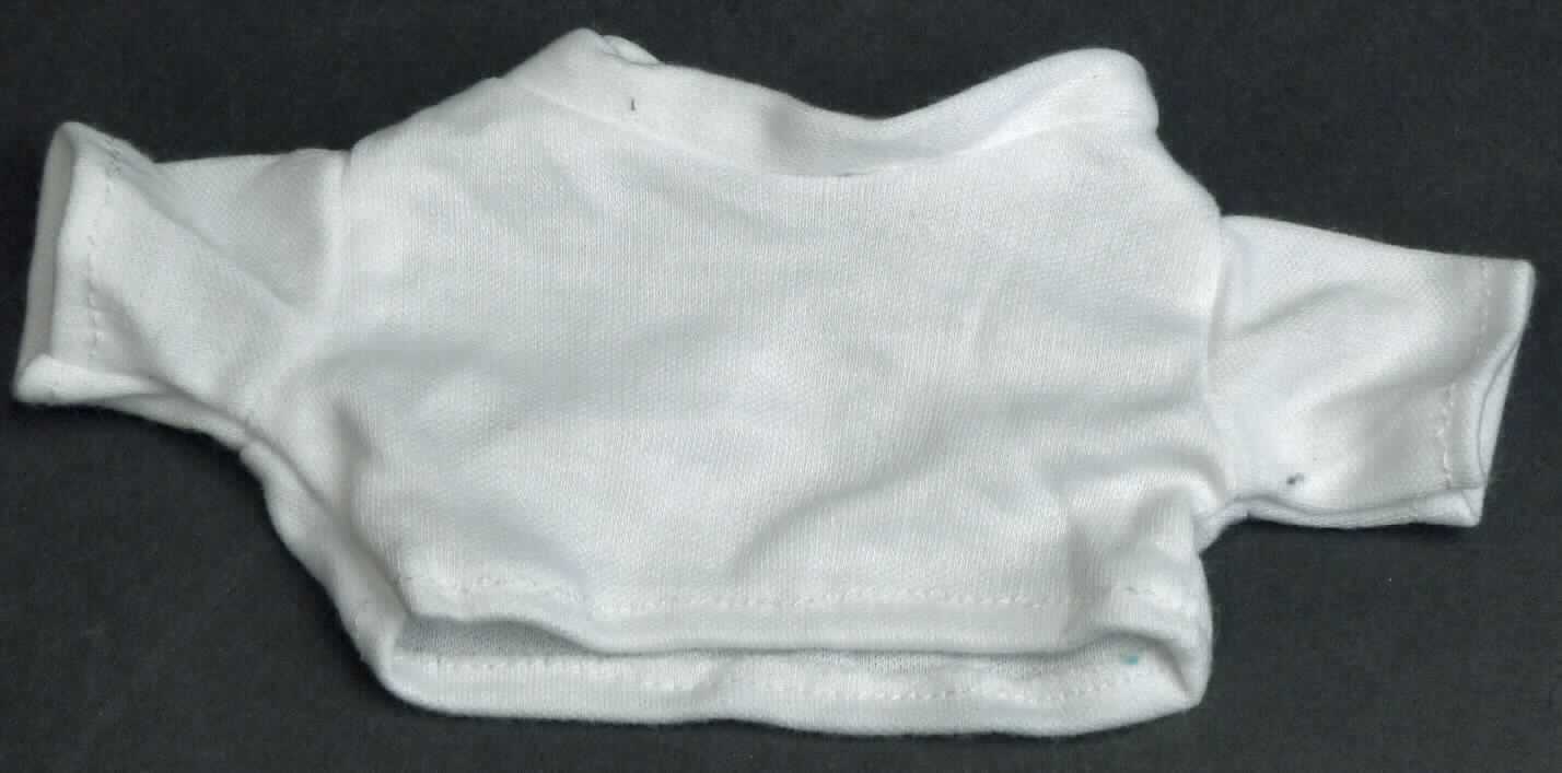 Es handelt sich um ein ca. 8 x 17 cm (HxB; Breite mit Ärmeln) großes, weißes T-Shirt aus Spinnstoff mit einem runden Halsausschnitt und kurzen Ärmeln. Der Kragenbereich, die Ärmelenden und der gerade, untere Rand des Shirts sind mit einem Bund ausgestattet.

Das T-Shirt ist aufgrund der Gestaltung erkennbar hauptsächlich als Zubehör für Puppen bestimmt. Eine mögliche anderweitige Verwendung sowie eine geringe Größenabweichung (vorausgesetzt, das Shirt weist dadurch keine für ein Kleinkind geeignete Größe auf) steht der Einreihung nicht entgegen. 

Die Ware dient der spielerischen Unterhaltung von Kindern mit Puppen.

Das Erzeugnis ist als "Zubehör für Puppen, nur Nachbildungen von Menschen darstellend" einzureihen.