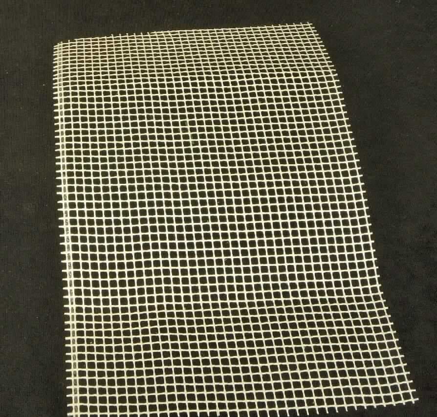 Gewebe aus Glasfasern, sog. Filtergewebe (Maschenweite: 5 x 5 mm), Foto siehe Anlage,
- undichtes Drehergewebe aus gezwirnten Garnen aus textilen Glasfilamenten (keine Rovings),
- mit einem Quadratmetergewicht von mehr als 35 Gramm,
- offenmaschig, mit einer Zellgröße von ca. 4 x 4 mm (laut Untersuchungsergebnis),
- dünn mit Kunststoff getränkt,
- Meterware auf Rollen mit einer Breite von ca. 61 cm,
- Versand aus Indien (laut Antrag).

"Ware aus Glasfasern, offenmaschiges Gewebe aus Glasfasern (keine Rovings), 
 mit einer Breite von mehr als 30 cm, nicht in Leinwandbindung,
 mit einer Zelllänge und -breite von mehr als 1,8 mm, mit einem Quadratmetergewicht von mehr als 35 g, 
 keine Glasfaserscheibe, Versand aus Indien"