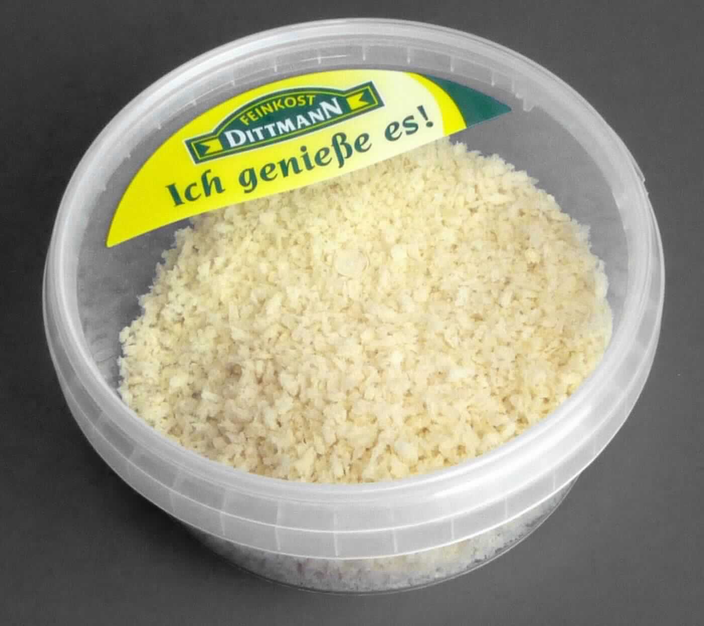 Pankomehl (Bread Crumbs)

Beschreibung des vorgelegten Warenmusters:
Unregelmäßig geformte, cremefarbene, trockene, knusprige Weißbrotkrümel (bis ca. 0,8 cm lang), Geschmack: Nach knusprigem Weißbrot, nicht süß, ohne Röstaroma.

Fett bezogen auf die Trockenmasse: 5 GHT oder weniger
Gehalt an Zuckern bezogen auf die Trockenmasse: 5 GHT oder weniger
Stärke/Glucose*: 50 bis weniger als 75 GHT
Saccharose/Invertzucker/Isoglucose**: weniger als 5 GHT
Milchfett, Milchprotein (gemäß Antragsangaben): nicht enthalten

*:  festgestellt gemäß VO (EG) 900/2008, VO (EU) 118/2010
**: festgestellt gemäß VO (EG) 900/2008

Backware, Brot ohne Zusatz von Honig, Eiern, Käse oder Früchten, mit einem Gehalt an Zuckern und Fetten, 
bezogen auf die Trockenmasse, von jeweils 5 GHT oder weniger, sogenanntes "Panko"