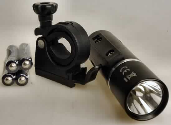 Fahrradleuchte
- in Form einer Frontleuchte mit Reflektoreinheit, einer superhellen 1 Watt LED, Batteriefach
  zur Aufnahme von vier Batterien sowie Einschaltknopf im Gehäuseboden, und
- einem  Kunststoffhalter zur Befestigung am Lenker des Fahrrades,
- gemeinsam mit vier Batterien (Typ R03 UM 1,5V AAA) in einer Blisterverpackung für den
  Einzelverkauf aufgemacht (Beipack).
(Abbildung siehe Anlage)

Die Fahrradleuchte bestimmt den Charakter des Ganzen.

"Elektrisches Beleuchtungsgerät von der für Fahrräder verwendeten Art, noch nicht zusam- 
 mengesetzt (Warenzusammenstellung aus Fahrradleuchte -charakterbestimmend- und 
 Beipack); sog. Taschenlampe"