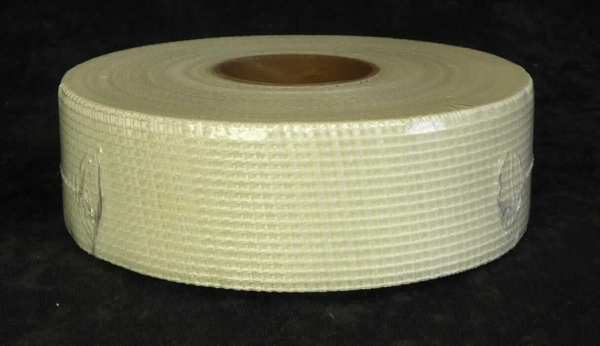 Gewebe aus Glasfasern, sog. Gitterband, Abbildung siehe Anlage, 
- nach dem Ergebnis der Untersuchung, 
- - offenmaschiges Drehergewebe als Meterware, 
- - aus textilen Glasfilamenten (keine Rovings), 
- - in Rollen mit einer Breite von ca. 4,8 cm, 
- - mit einer Zelllänge von ca. 2,0 bis 2,2 mm und einer Zellbreite von ca. 2,5 bis 2,7 mm, 
- - mit einem Quadratmetergewicht von ca. 80 g, 
- - mit Kunststoff getränkt und selbstklebend, 
- zur Verwendung als Stoßkantenüberbrückung von Gipskartonplatten, 
- Versand aus China (laut Antrag).
 
"Ware aus Glasfasern, offenmaschiges Gewebe, nicht aus Glasseidensträngen (Rovings), 
 mit einer Breite von 30 cm oder weniger, mit einer Zelllänge und -breite von mehr als 1,8 mm
 und mit einem Quadratmetergewicht von mehr als 35 g, keine Glasfaserscheibe, kein 
 Versand aus Malaysia, Taiwan, Thailand, Indien oder Indonesien"