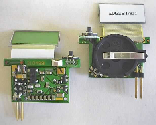 Sog. Baugruppe 55104223 (Zus. Elektronik), siehe Foto.
Es handelt sich um zwei miteinander verbundenen, mit aktiven und passiven Bauelelementen
(LCD-Anzeige, 2 Schaltern, einem Taktgeber (Quarz) 32.768 kHz, Kondensatoren,
Widerständen, einem IC (Mikrocontroller), sowie einem Batteriehalter ohne Batterie
bestückte Schaltungen (Maße: ca. 3,9 x 3,9 x 1,1 cm = L x B x H).
Die Baugruppe wird als Uhrwerk mit LCD-Anzeige in einer digitalen Zeitschaltuhr verwendet.

Diese Ware ist als "Kleinuhr-Werke, vollständig, nur mit optoelektronischer Anzeige"
einzureihen.