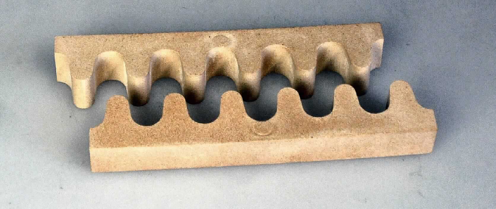 Keramische Ware zu technischen Zwecken, sog. Distanzkamm, Foto siehe Anlage,
- unbeschichtete, beigefarbene, wellenförmig gearbeitete Halterung,
- im Wesentlichen bestehend aus Magnesiumoxid, Aluminiumoxid und Siliziumoxid (laut Antragsangaben),
- - nach der Formgebung keramisch gebrannter Werkstoff (die Verhältnisse 2 : 3 : 5 der vorgenannten Oxide 
    zueinander entsprechen in etwa einem cordieritkeramischen Werkstoff),
- nicht feuerfest (laut beigefügten Unterlagen: Widerstandsfähigkeit für Temperaturen von bis zu 1.250° C),
- mit einer Mohsschen Härte von weniger als 9 (laut Antrag),
- mit den Abmessungen von ca. 100 x 13 x 18 mm,
- soll als Abstandshalterung von Heizdrähten/-stäben in Hochöfen dienen.

"Keramische Ware zu technischen Zwecken, nicht aus Porzellan, mit einer Mohsschen Härte von weniger als 9, 
 andere als in den Unterpositionen 6909 1900 15 bis 6909 1900 80 genannte"