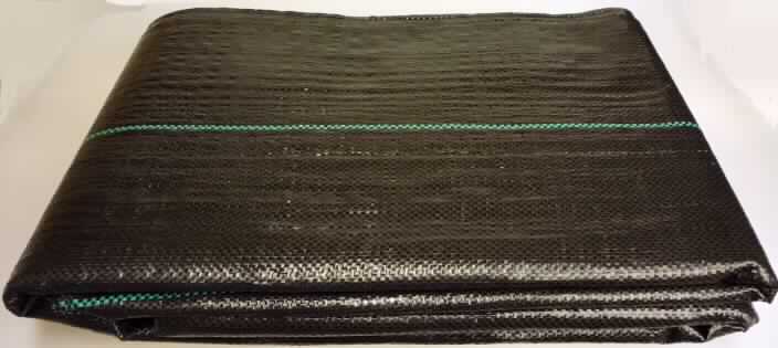 Gewebe, sog. Unterbodengewebe, Foto siehe Anlage,
- in einem Polybeutel mit bedrucktem Pappeinleger für den Einzelverkauf aufgemacht,
- als Meterware,
- laut Antrag in den Abmessungen: 5 m x 2 m und 10 m x 1 m,
- aus etwa 2 mm breiten Streifen aus synthetischer Spinnmasse (laut Antrag: Polypropylen),
- an den Rändern heiß geschnitten, jedoch nicht gesäumt, somit nicht konfektioniert,
- wird laut Antrag als sog. Bodengewebe zur Verhinderung von Unkrautwuchs in Gärten, Beeten und auf Wegen 
  verlegt.

"Gewebe aus Erzeugnissen der Position 5404, aus Streifen aus Polypropylen, mit einer Breite von weniger
 als 3 m"