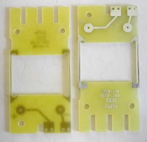 Einlagige, gedruckte Schaltung,
- auf einem spezifisch geformten isolierenden Kunststoff-Träger (Abmessungen ca. 66 mm x
  32 mm), mit Löchern und einer rechteckigen Ausparung versehen (Abbildung siehe Anlage),
- mit Leiterbahnen und Polungs-Symbolen (+/-) einseitig bedruckt,
- zum Einbau in Bestriebsstundenzähler bestimmt.


"Gedruckte Schaltung, nur mit Leiterbahnen (keine Mehrlagenschaltung)"