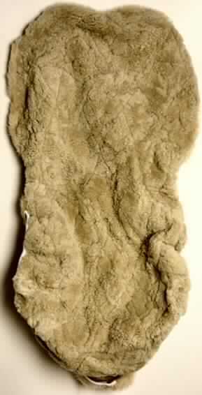 Andere Ware aus Pelzfellen, sog. Autositzbezug, Abbildung siehe Anlage, 
- mit einer Vorderseite (Sitzfläche und Lehne) aus lt. Antrag Lammfell, 
- - die Fleischseite des Lammfells ist mit einem einfachen, angenähten Gewirke aus 
    Spinnstoffen mit dünner Schaumstofflage unterfüttert, 
- mit einer Rückseite und Seitenteilen aus Gewirken (Wirkplüsch) aus Spinnstoffen, 
- nach dem Umfang, dem Wert und der Bedeutung des Stoffes in Bezug auf die Verwendung 
  verleiht das Lammfell der Ware ihren wesentlichen Charakter, 
- mit elastischen Bändern aus Spinnstoffen mit Schnappverschlüssen aus Kunststoffen aus- 
  gestattet, 
- an den Seiten mit Aussparungen versehen, somit für Fahrzeuge mit Seitenairbag geeignet, 
- die Bezüge werden zusätzlich über die eigentlichen Autositzbezügen gezogen und sind
  somit nicht Teile von Autositzen (somit keine Ware der Position 9401), 
- in einem Behältnis aus Kunststofffolie mit Reißverschluss und einem bedruckten Pappein- 
  leger für den Einzelverkauf verpackt.

"Andere Ware (Autositzbezug) aus Pelzfellen (charakterbestimmend) und aus Spinnstoffen"