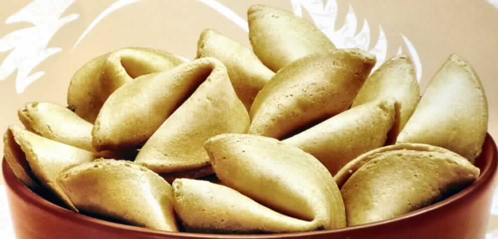 "Glückskekse"
 
Ein Original-Warenmuster sowie vertrauliche Angaben zur Zusammensetzung lagen vor.

Bunt bedruckter Original-Faltkarton; der Aufdruck enthält Angaben zum Erzeugnis (Fortune Cookies; Glücks-
kekse; 65 g), zu den Nährwerten und zu den Zutaten (siehe Feld 8); darin einzeln in Schlauchfolie abgepack-
tes, knuspriges, hellbraunes Waffelgebäck in Schiffchen-Form (ca. 3,5 cm), in dessen Innerem sich ein be-
druckter Papierstreifen befindet (6 cm lang, 1,7 cm breit). Geschmack vorherrschend süß, nach Waffelgebäck.

Wassergehalt*: 10 GHT oder weniger
Milchfett**: 3 bis weniger als 6 GHT
Milchprotein**: weniger als 2,5 GHT
Stärke/Glucose**: 25 bis weniger als 50 GHT
Saccharose/Invertzucker/Isoglucose**: 30 bis weniger als 50 GHT 

* : abgeleitet aus den Antragsangaben
**: gemäß VO (EG) Nr. 900/2008, abgeleitet aus Antragsangaben

Backware, nicht kakaohaltig, gesüßte Waffel mit einem Wassergehalt von 10 GHT oder weniger, nicht mit 
Schokolade oder kakaohaltigen Überzugsmassen überzogen oder bedeckt, nicht gesalzen, Glückskekse