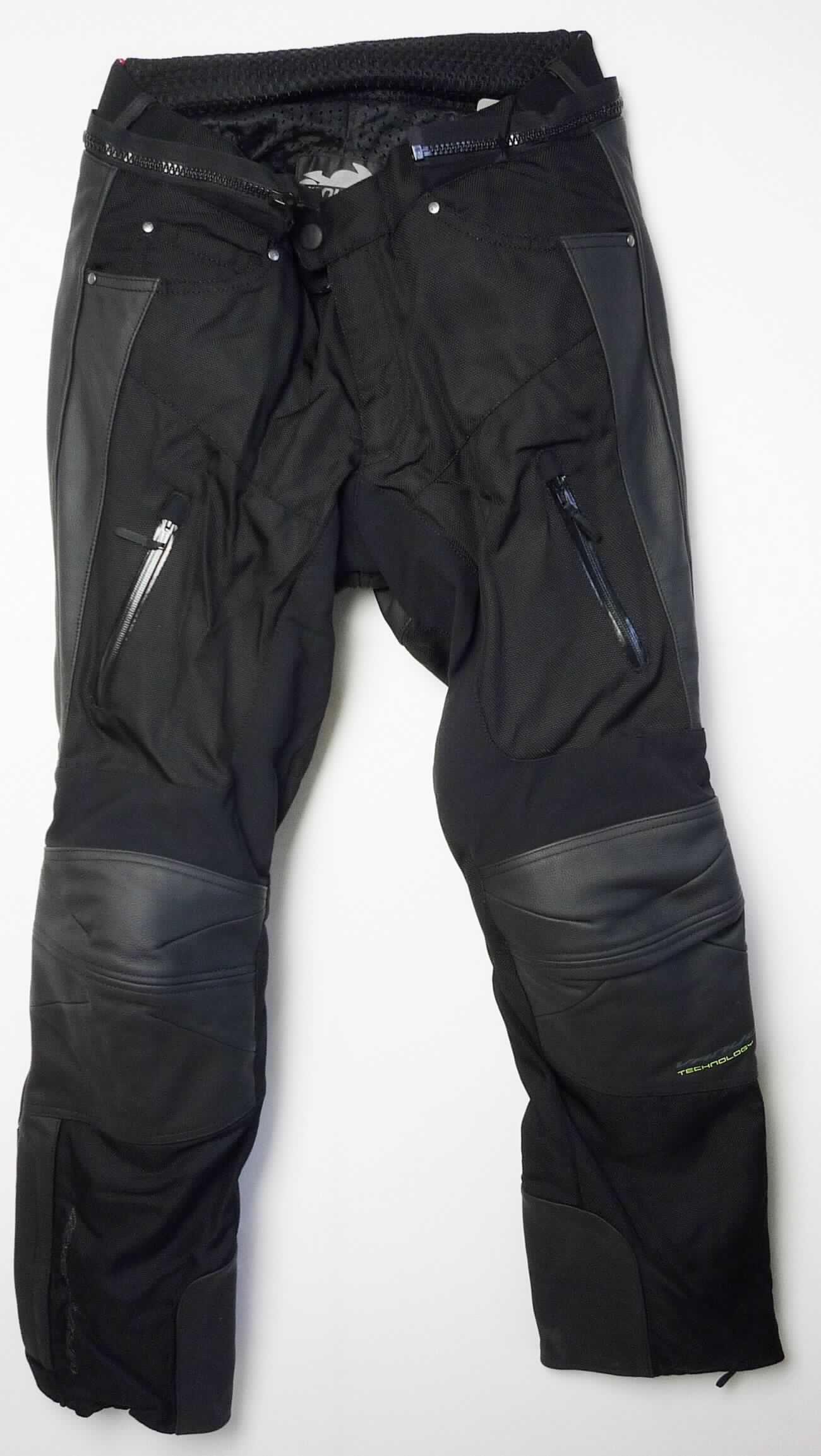 Kleidung (Hose) aus Leder, sog. Vanucci V4.1 Textil-/Lederhose 2in1, Art.-Nr. 21110050, Abbildung siehe 
Anlage, 
- aus Leder an der Vorderseite (1/3) und an der Rückseite (2/3), 
- aus Spinnstoffen an der Vorderseite (2/3) und an der Rückseite (1/3), 
- nach dem Umfang sind Leder und Spinnstoff annähernd gleich; das Leder bestimmt jedoch aufgrund der 
  Bedeutung in Bezug auf die Verwendung (Schutzfunktion beim Motorradfahren) den wesentlichen Charak- 
  ter der zusammengesetzten Ware, 
- mit langen Beinen; an den unteren Beinabschlüssen mit je einem Reißverschluss und zusätzlicher Verengungs- 
  möglichkkeit durch Klettverschlüsse,  
- im Bund mit einem Reißverschluss und einem Hakenverschluss ausgestattet, 
- u. a. mit zwei aufgesetzten Taschen auf dem Gesäß sowie mit je einer eingesetzten Reißverschlusstasche auf
  den Oberschenkeln,  
- mit eingearbeiteten, herausnehmbaren, Knie- und Hüftprotektoren, 
- innen gefüttert und mit einem weiteren mit Reißverschlüssen herausnehmbaren Innenfutter (kann nicht alleine 
  getragen werden) ausgestattet.

"Kleidung (Hose), aus Leder"