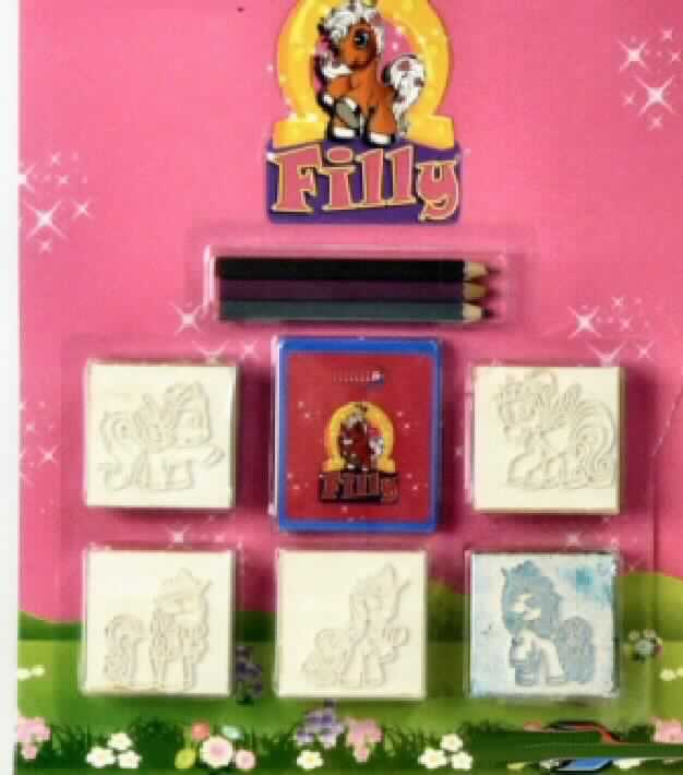 Sog. "Filly-Stempel-Set", siehe Abbildung, in Form einer Warenzusammenstellung in Aufmachung für den Einzelverkauf, im Wesentlichen bestehend aus einem Stempelkissen (ca. 4,9 x 5,9 cm = H x B), drei Buntstiften (ca. 8,5 cm = L) und fünf von Hand zu bedienenden Feuchtstempel (ca. 4,3 x 4,4 cm = H x B), die aus einem Holzkörper und einer Stempelfläche aus Weichkautschuk (lt. Antrag) bestehen.
Die Stempel besitzen unterschiedliche Motive.

Die Waren sind auf einer bedruckten Pappkarte unter einer Blisterabdeckung aufgemacht.

Der Charakter der Warenzusammenstellung wird aufgrund der Anzahl und im Hinblick auf die Verwendung durch die Handstempel bestimmt.

Das Set ist als "den Datumstempeln und Nummernstempeln ähnliche Ware für den Handgebrauch" einzureihen.