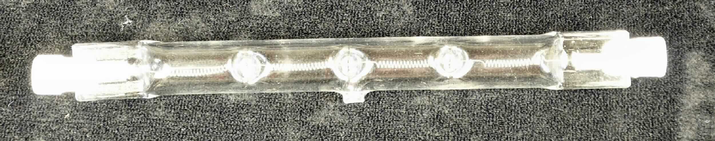 Halogenstab 400 W, Art. 177609
- aus einer mit Halogen gefüllten Quarzröhre, mit segmentierter Wolframwendel und beidseitigem R7s 
  Keramiksockel mit Anschlusskontakten (Länge 118 mm),
- für eine Spannung von 230 V bei einer Leistung von 400 W,
- zur Verwendung als Leuchtmittel in verschiedenen Beleuchtungskörpern mit R7s-Halterung.
(Abbildung s. Anlage)

"Elektrische Wolfram-Halogen-Glühlampe, keine innenverspiegelte Scheinwerferlampe, nicht von der für Krafträder 
 oder andere Kraftfahrzeuge verwendeten Art, für eine Spannung von mehr als 100 V; sog. Halogenstab"