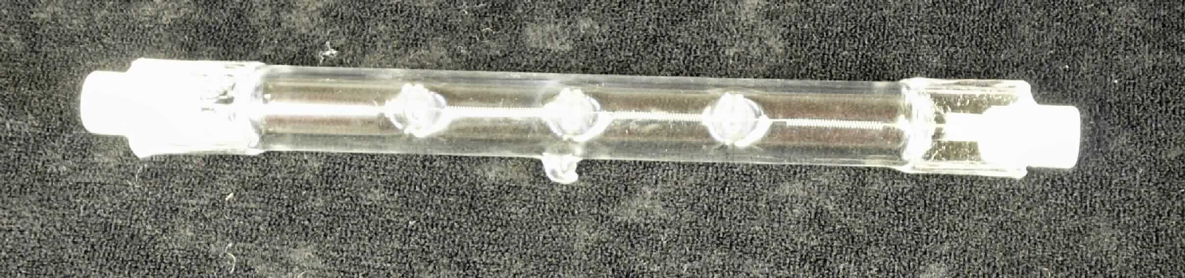Halogenstab 230 W, Art. 177606
- aus einer mit Halogen gefüllten Quarzröhre, mit segmentierter Wolframwendel und beidseitigem R7s 
  Keramiksockel mit Anschlusskontakten (Länge 118 mm),
- für eine Spannung von 230 V bei einer Leistung von 230 W,
- zur Verwendung als Leuchtmittel in verschiedenen Beleuchtungskörpern mit R7s-Halterung.
(Abbildung s. Anlage)

"Elektrische Wolfram-Halogen-Glühlampe, keine innenverspiegelte Scheinwerferlampe, nicht von der für Krafträder 
 oder andere Kraftfahrzeuge verwendeten Art, für eine Spannung von mehr als 100 V; sog. Halogenstab"