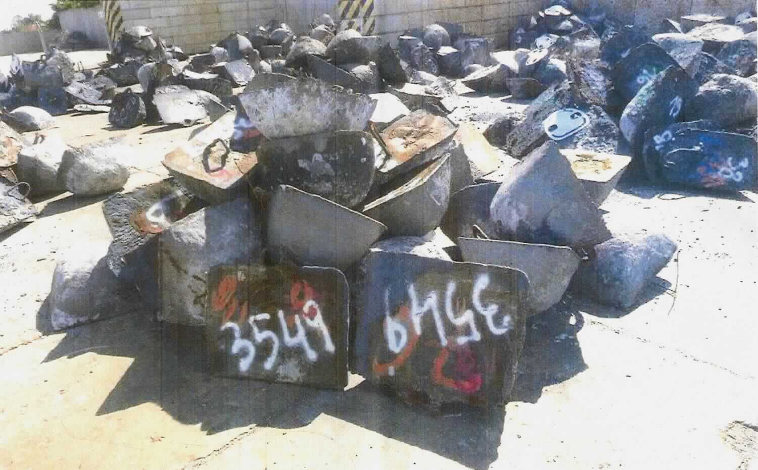 Abfallblöcke aus Stahl

Bei der als Rohblöcke aus  Stahl bezeichneten Ware handelt es sich den 
vorgelegten Fotos und den Angaben nach um grob gegossene Blöcke mit unregelmäßiger
fehlerhafter Oberfläche mit Schlacke- und Formsandanhaftungen. Sie werden durch
Einschmelzen und Gießen von zerkleinerten Abfällen und Schrott gewonnen. Der Zusammensetzung nach bestehen die Abfallblöcke aus rostfreiem Stahl.

Die Ware ist als Abfallblöcke aus Stahl in den TARIC-Code 7204 5000 00 einzureihen.